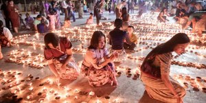 Bomba lançada de parapente em festival deixa 40 mortos