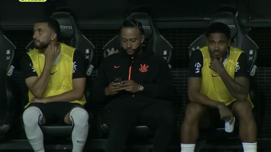 Memphis entra na mira do STJD por usar celular em jogo contra Fla