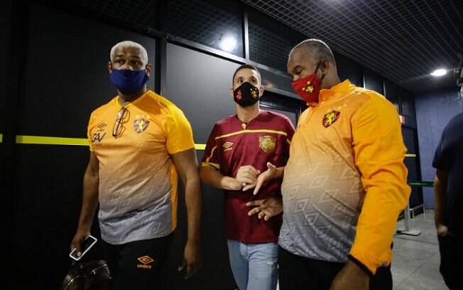 Torcida do Sport se aglomera em aeroporto para receber Thiago Neves
