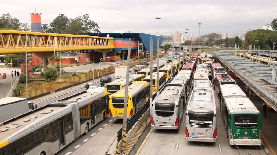 Ônibus estacionados no terminal Parque Dom Pedro II, durante a paralisação dos motoristas e cobradores de ônibus na capital paulista