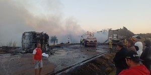 Batida entre ônibus e caminhão deixa 15 feridos na BR-040