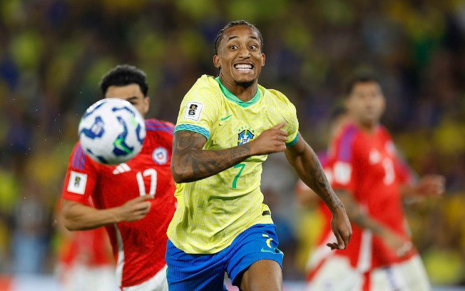 João Pedro disputa a bola em partida entre Brasil e Chile