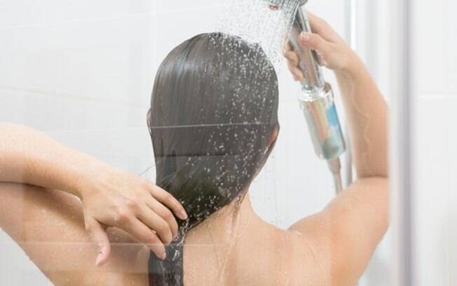 Para ter um cabelo com volume é importante saber que regular a temperatura da água do banho pode fazer toda a diferença