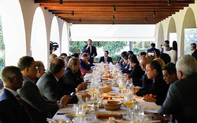 Presidente da República, Jair Bolsonaro durante reunião com presidente do Senado, Davi Alcolumbre e governadores