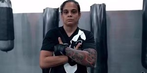 Campeã do MMA é presa por porte ilegal de armas e tráfico