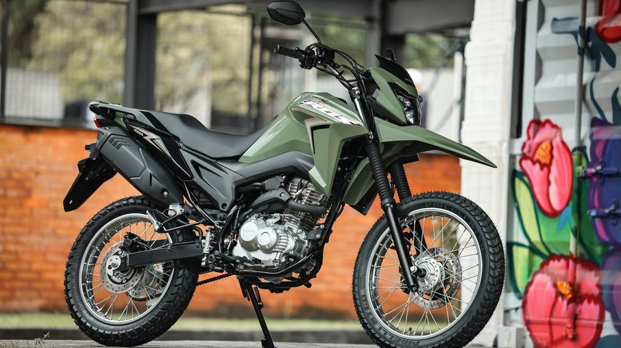 Bros ABS estreia a cor verde e ganha sinalização automática de frenagem de emergência. Bros ABS estreia a cor verde e ganha sinalização automática de frenagem de emergência.