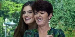 Camila Queiroz rebate críticas à mãe manicure