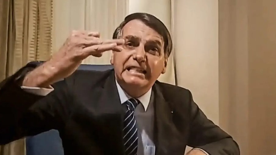 Jair Bolsonaro durante uma de suas lives ao longo do governo