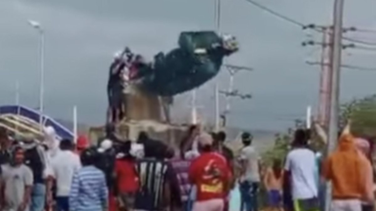 Estátua de Hugo Chávez é derrubada por manifestantes na Venezuela 