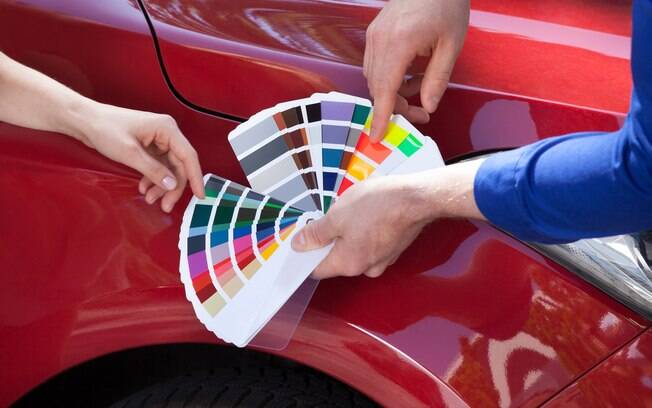 Deve-se observar das diferenças de tonalidade da pintura do carro usado antes de fechar negócio