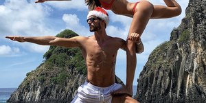 Izabel Goulart e marido posam em luxuosa praia francesa