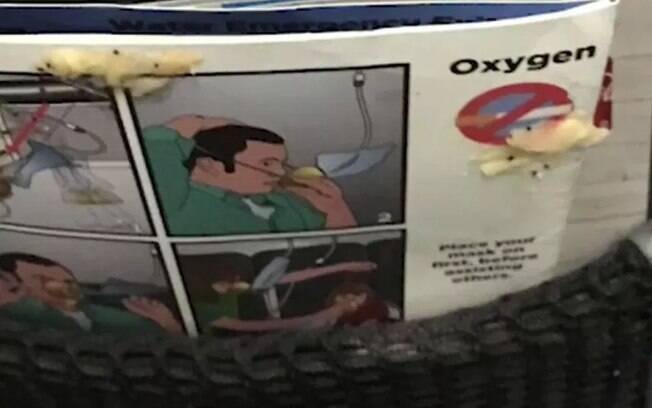 Imagem mostra parte do assento sujo de vômito, o que causou toda a confusão com a mulher e sua filha no voo