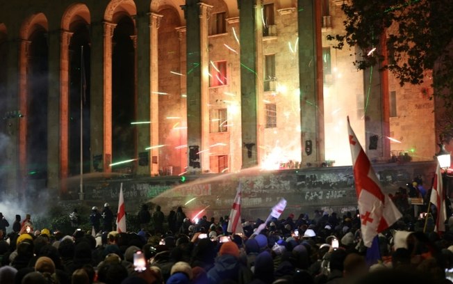 Manifestantes pró-UE soltam fogos no parlamento da Geórgia, 1º de dezembro de 2024