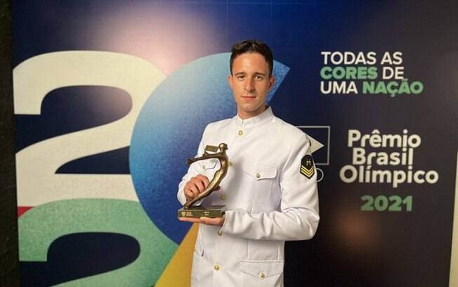 Lucas Verthein celebra troféu de melhor atleta do remo no Prêmio Brasil Olímpico