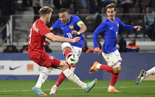 Mbappé marcou um gol e deu duas assistências na vitória da França sobre Luxemburgo - Foto: Jean-Christophe Verhagen/AFP via Getty Images