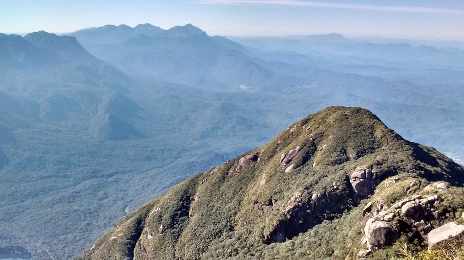Farinha Seca, na esquerda, Ibitiraquire, no centro visto desde a Ponta do Tigre no Marumbi Farinha Seca, na esquerda, Ibitiraquire, no centro visto desde a Ponta do Tigre no Marumbi