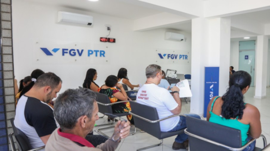 Pessoas sendo atendidas pela FGV Pessoas sendo atendidas pela FGV