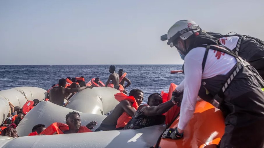 Equipe da ONG Médicos sem fronteiras resgataram migrantes em bote abarrotado no Mar Mediterrâneo