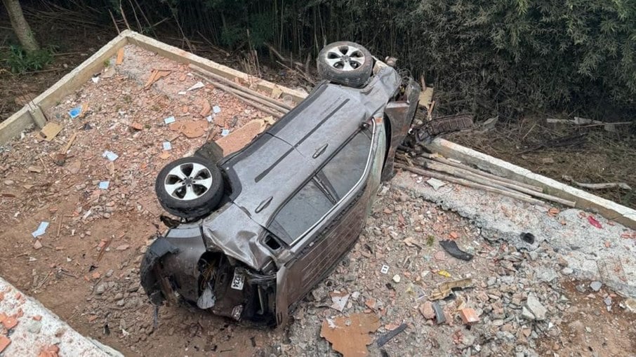 Jeep Compass é arremessada por dois andares por caminhão guincho Jeep Compass é arremessada por dois andares por caminhão guincho