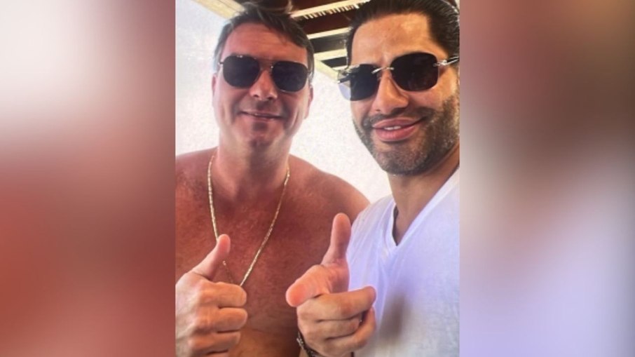 Foto do Flávio Bolsonaro ao lado do Sicário