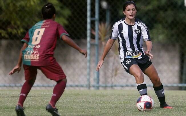 Botafogo renova o contrato de Gaby Louvain, joia da equipe feminina