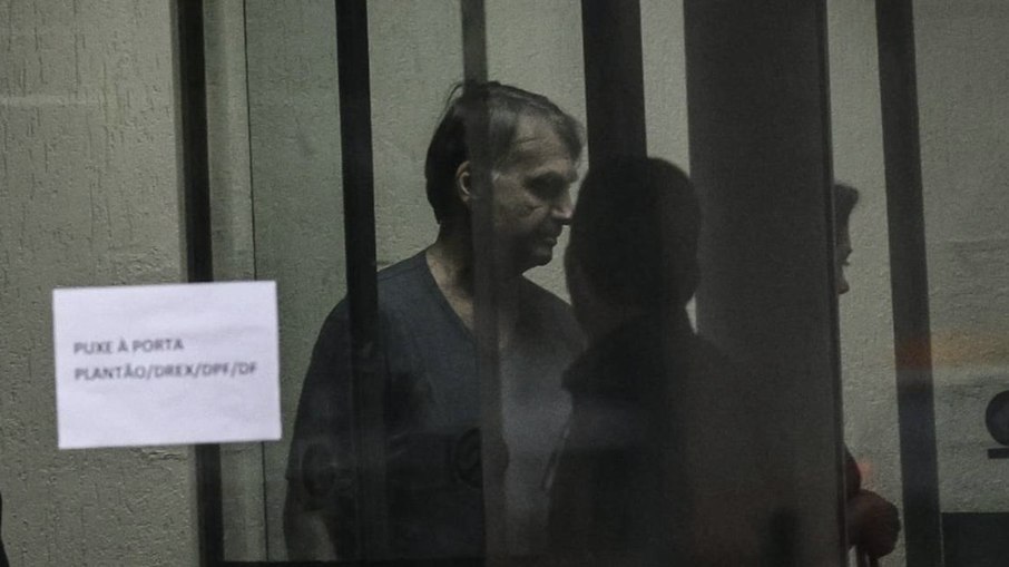 O ex-presidente, Jair Bolsonaro, no portão da Superintendência da PF O ex-presidente, Jair Bolsonaro, no portão da Superintendência da PF