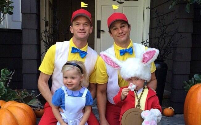 Neil Patrick Harris & Família prontinhos para mais um Halloween. Qual será a fantasia desse ano?