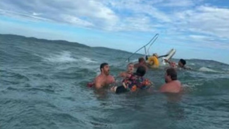 Marinha investiga naufrágio de lancha com 19 pessoas em Búzios