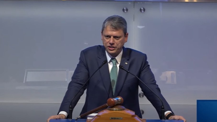 O governador Tarcísio de Freitas (Republicanos) discursa na B3