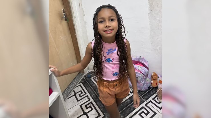 Menina de 7 anos morre baleada por bandidos dentro de casa no RJ