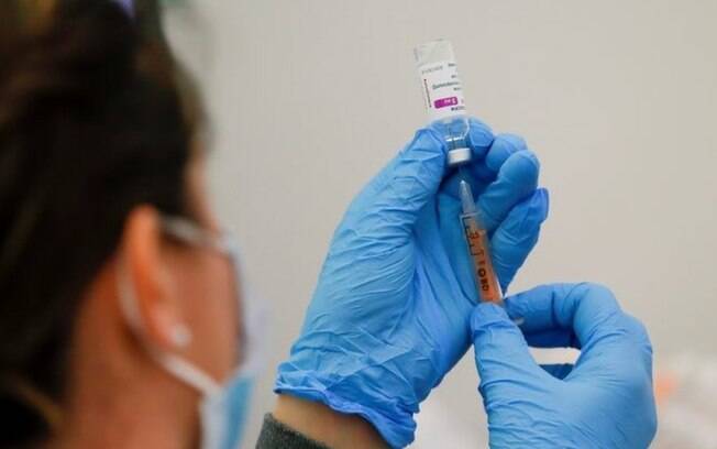 Vacina contra covid: Uma dose de Pfizer ou AstraZeneca já corta transmissão pela metade, indica estudo