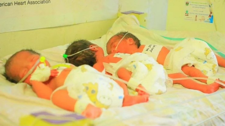 Mulher da à luz a quíntuplos após 12 anos tentando engravidar