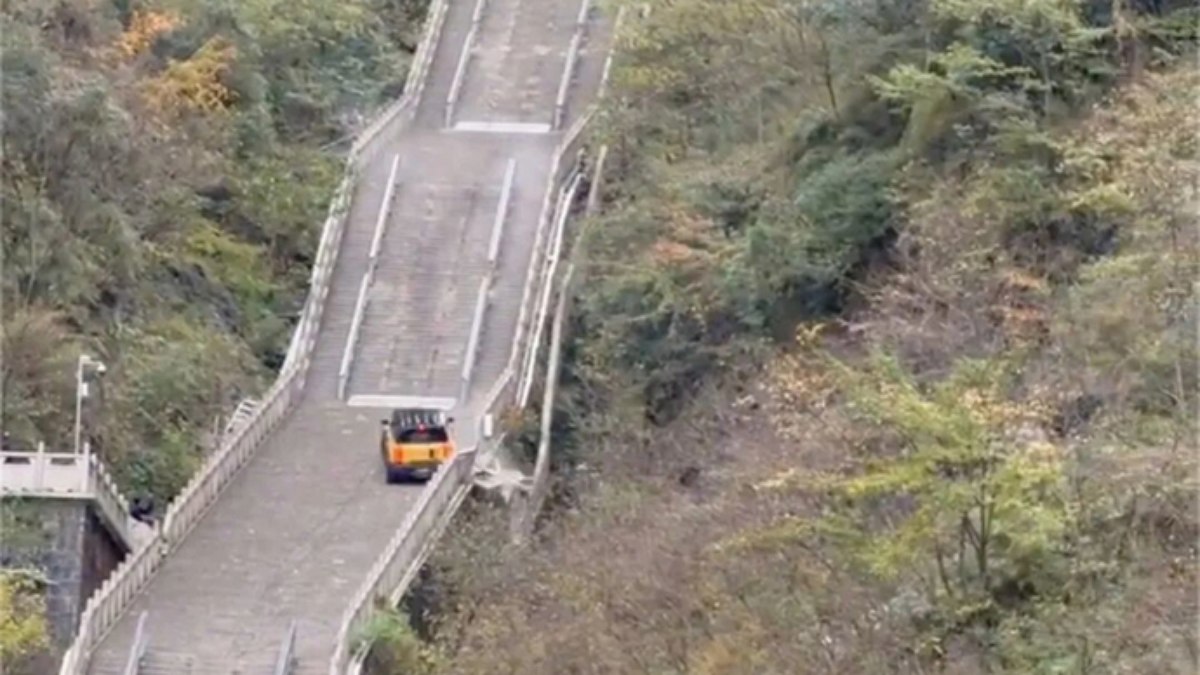 SUV da Chery cai em escadaria turística lotada e falha em teste SUV da Chery cai em escadaria turística lotada e falha em teste