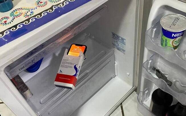 Celular foi encontrado dentro de uma caixa de remédio