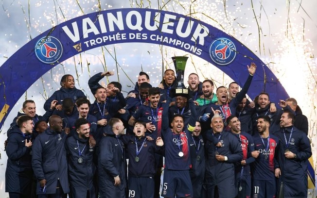 (Arquivo) Jogadores do PSG levantam o troféu da última edição da Supercopa da França em Paris, em 3 de janeiro de 2024