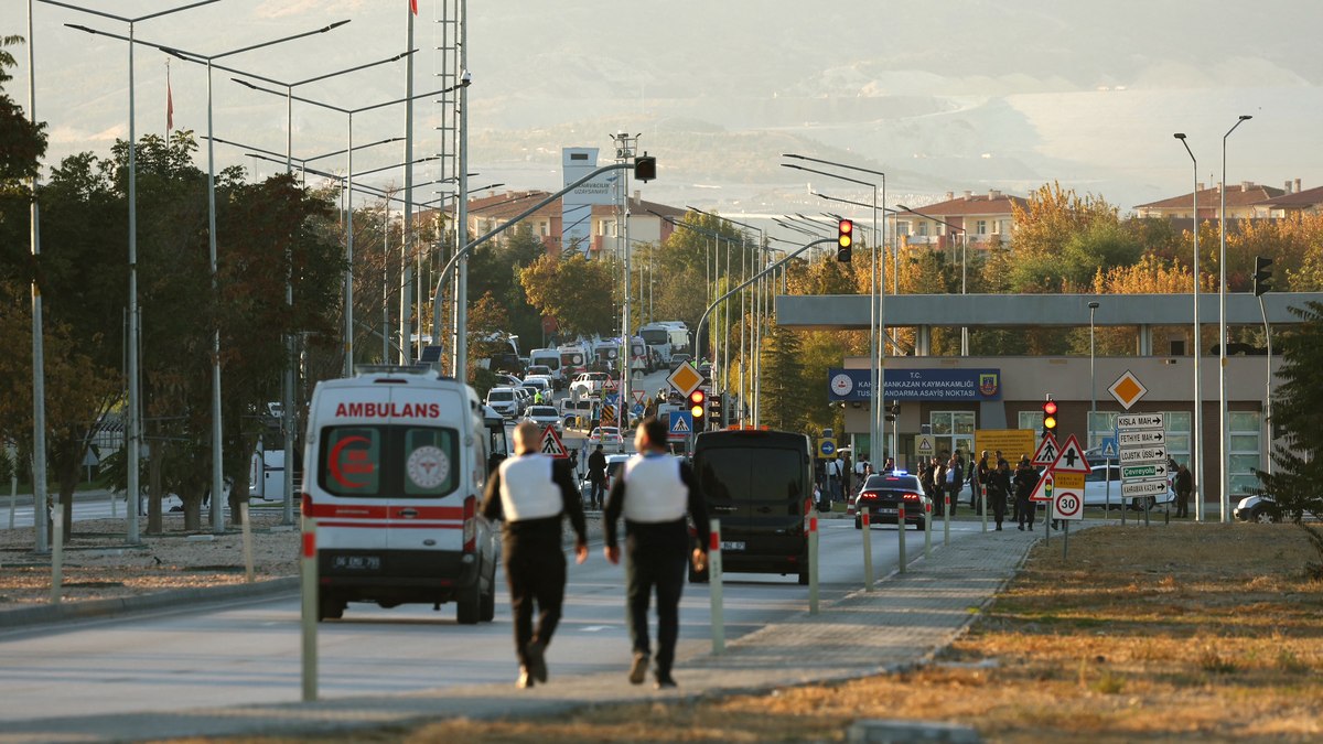 Ambulâncias se deslocaram para o local do atentado