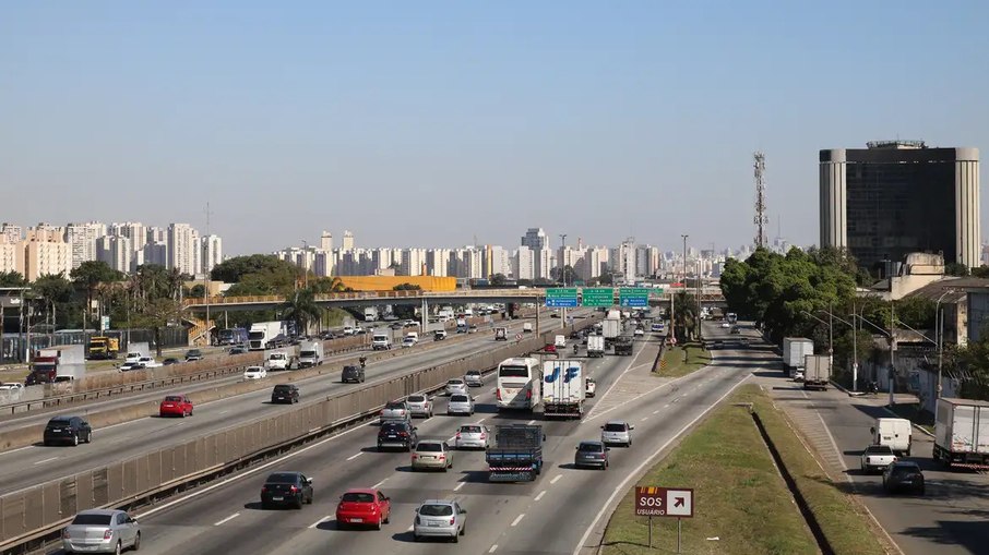Trânsito na Via Dutra Trânsito na Via Dutra