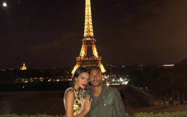 Bruna Marquezine e Neymar curtem romance na França. Depois do encontro, Bruna deu show de futebol na casa de Neymar