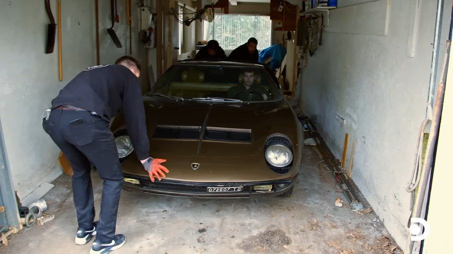 Larry Kosilla coordena a retirada milimétrica do Lamborghini Miura S, evitando qualquer risco à pintura original Larry Kosilla coordena a retirada milimétrica do Lamborghini Miura S, evitando qualquer risco à pintura original