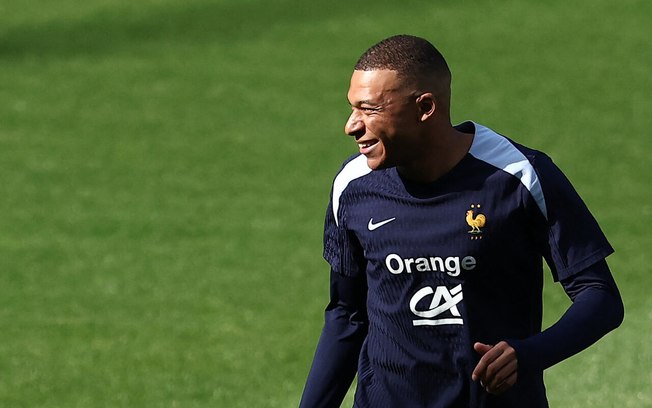 Mbappé durante preparação da França para a disputa da Eurocopa. Estreia no Real Madrid deve ocorrer apenas em Agosto