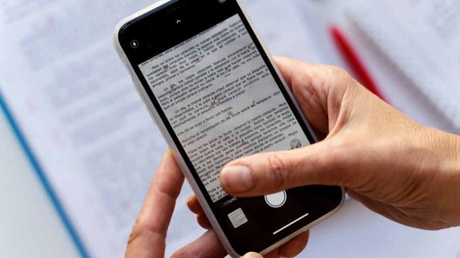 O mundo digital ajuda bastante na inserção d enovos termos nos dicionários O mundo digital ajuda bastante na inserção d enovos termos nos dicionários