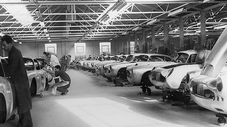 Aston Martin DB4 na linha de produção no Reino Unido com itens feitos de maneira artesanal