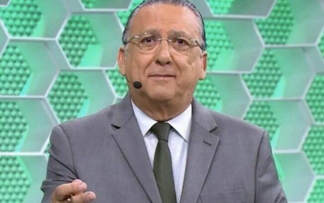 Durante jogo do Brasil, Galvão manda indireta para arbitragem: 'Não pode terminar antes de bater a falta'
