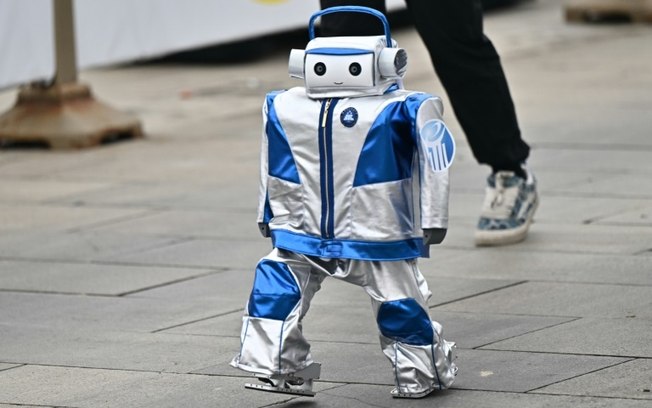 Um pequeno robô participa da meia maratona para androides em Pequim, em 19 de abril de 2025 Um pequeno robô participa da meia maratona para androides em Pequim, em 19 de abril de 2025