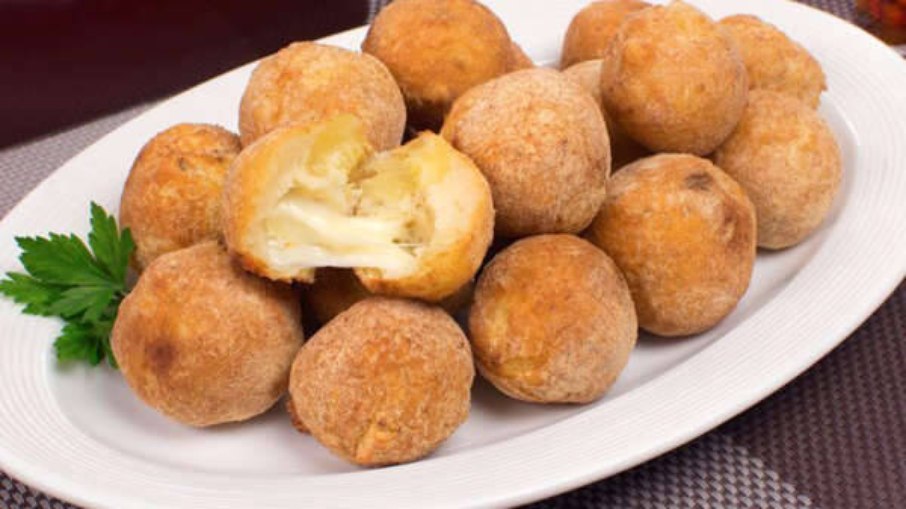 Receita de bolinho de mandioca com queijo 