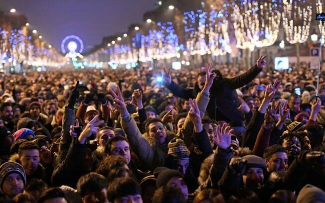 Em Paris, milhares de pessoas lotaram a Champs-Élysées para acompanhar a linda queima de fogos