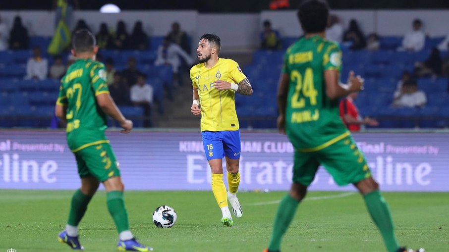 Alex Telles tinha contrato com o Al-Nassr até junho de 2025