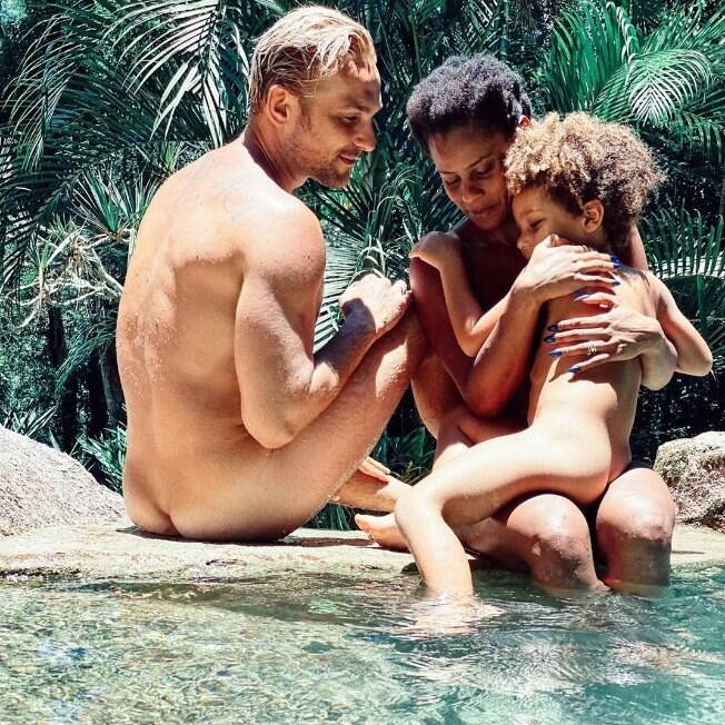 Igor Rickli curte piscina com a família