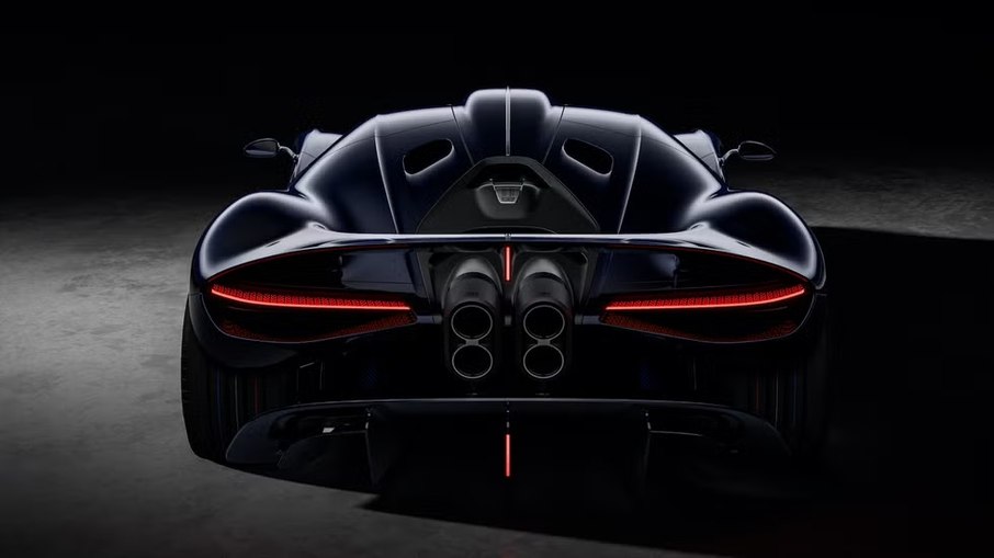 Traseira do Destrier mantém referências ao Bolide, mas adota tratamento visual menos radical que o modelo de pista. Traseira do Destrier mantém referências ao Bolide, mas adota tratamento visual menos radical que o modelo de pista.