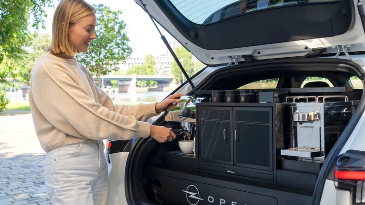 Carro elétrico ganha versão que prepara café durante viagens